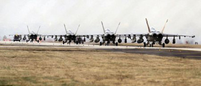Các máy bay chiến đấu F-18 đậu tại một căn cứ không quân của NATO tại Aviano, Italy, sẵn sàng cất cánh tới Libya