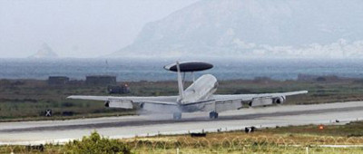 Một máy bay của NATO đậu tại đảo Sicily, Italia. Máy bay này sẽ được sử dụng để giám sát vùng cấm bay tại Libya