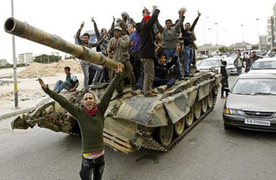 Lực lượng nổi dậy chiếm được một chiếc xe tăng của quân chính phủ tại thành phố Benghazi, miền đông Libya