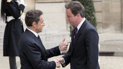 Tổng thống Pháp và Thủ tướng Anh bắt tay trước cuộc họp đặc biệt tại Paris để bàn về kế hoạch can thiệp quân sự quốc tế tại Libya