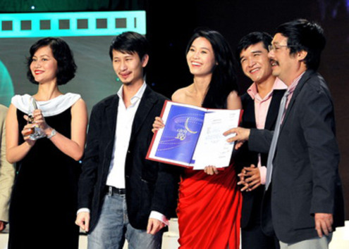 Đạo diễn Nguyễn Phan Quang Bình (thứ hai từ trái sang) cùng các diễn viên trong phim 