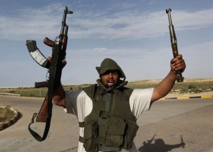 Phe chống chính phủ Libya ăn mừng sau khi chiếm lại Brega. Ảnh: AP