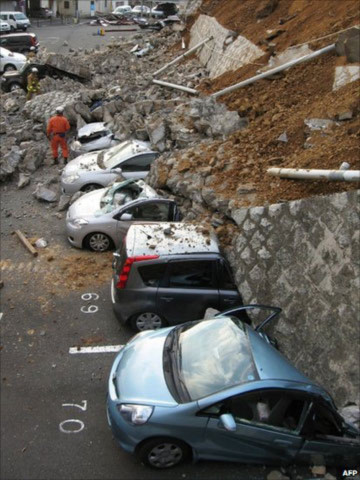 Những chiếc xe bị đè nát do động đất ở thành phố Mito. Ảnh: AFP