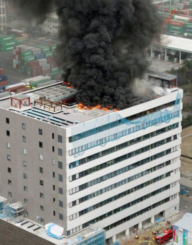 Những ngôi nhà cao tầng bốc cháy sau động đất. Ảnh: BBC
