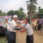 Quan chức chính phủ tại tỉnh Kyaing Tong trao đồ cứu trợ cho người dân sống sót sau trận động đất tại Tarlay trong ngày 25/3 (Nguồn: Tu Aung, Kyaing Tong ADP)