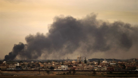 Cảnh tượng trong giao tranh ở Benghazi, thành luỹ của phe đối lập, hôm 19/3. Ảnh: AFP