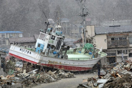 Một con tàu bị dạt lên bờ sau sóng thần ở tỉnh Miyagi, Nhật. Ảnh: AFP.
