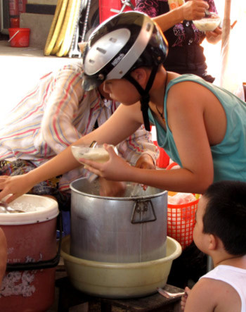 Mùa hè là thời điểm các loại phụ gia bảo quản thực phẩm khỏi ôi thiu, nấm mốc hay những loại có tác dụng tiết kiệm thời gian chế biến đắt hàng. Ảnh minh họa: Tuệ Minh