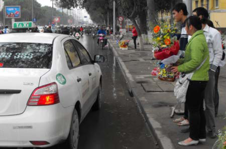 Rộn ràng sạp hoa sinh viên ngày 8 - 3, Tin tức trong ngày, quoc te phu nu, phu nu, mung tam thang ba, sap hoa, sinh vien