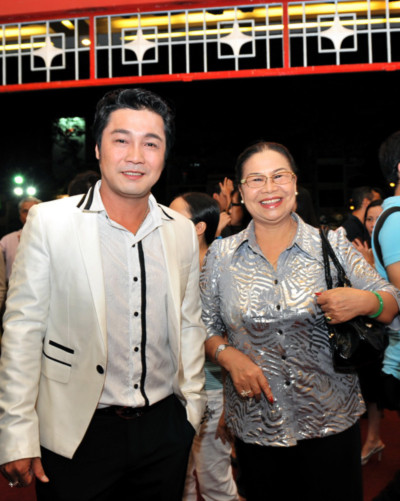Diễn viên Lý Hùng đến dự lễ cùng mẹ.