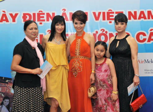 Diễn viên Mai Thu Huyền (áo cam) góp mặt tại lễ trao giải.