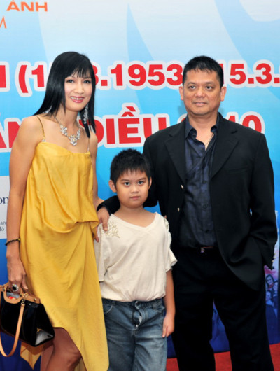 Diễn viên Hiền Mai cùng chồng và con trai đến dự lễ.