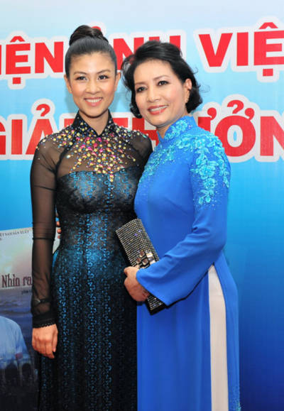 Diễn viên Kim Thư nền nã với tà áo dài.