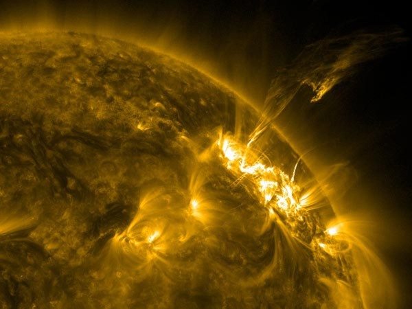 Hình ảnh được ghi lại bởi tàu thăm dò Solar Dynamics Observatory bằng công nghệ tia cực tím vào đầu tháng 3 cho thấy từ trường của của Mặt trời vẫn đang hoạt động rất mạnh.