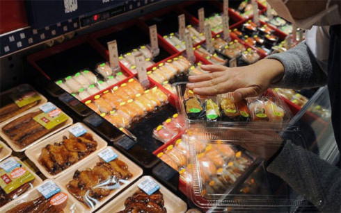 Sushi Nhật Bản bày bán trong một siêu thị ở châu Âu. Các nước đang lo ngại thực phẩm từ Nhật có thể nhiễm phóng xạ sau thảm họa vừa qua. Ảnh: AFP