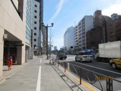 Tokyo: Ngủ nhờ, tích trữ đồ ăn và... chơi đàn