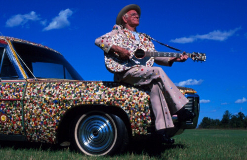 Ông Dalton thường lái xe tới nhiều nơi và ca hát bên chiếc đàn guitar.
