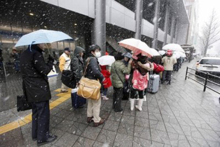 Người dân xếp hàng chờ xe buýt tại thành phố Sendai, tỉnh Miyagi. Ảnh: AP.
