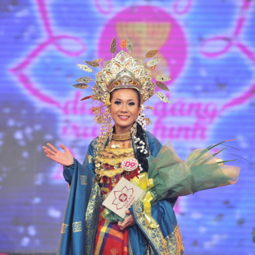 Thí sinh mặc trang phục truyền thống đẹp nhất là Noorsamsheena Binti Samsudin của Malaysia.