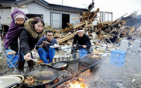 Dù đang phải sống trong điều kiện rất khó khăn nhưng những nạn nhân của động đất tại Nhật Bản chưa nhận được nhiều viện trợ như mong muốn. Ảnh: AP.