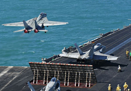 Máy bay chiến đấu Mỹ đang xuất kích từ tàu sân bay USS Enterprise, hiện có mặt gần Libya. Ảnh: NAvy