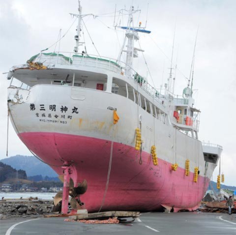 Tàu đánh cá Myojinmaru số 3 nằm chềnh ềnh trên một con phố ở thành phố Kesennuma. Ảnh: AFP.