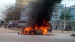 Xe BMW cháy rụi giữa đường