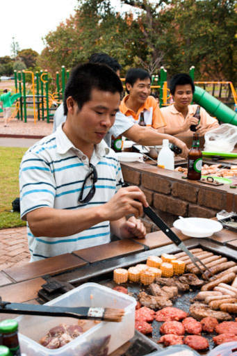 Cuối tuần du học sinh chúng tôi thường tập tổ chức BBQ (barbeque, nướng đồ ăn ngoài trời)