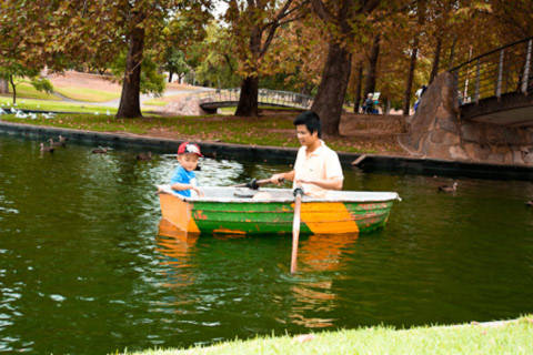 Chèo thuyền nhỏ trên hồ trong công viên cũng rất thú vị.
