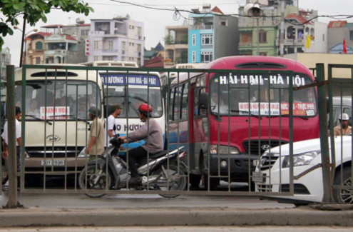 Thêm vào đó, ngay tại cổng ra, nhiều xe khách vẫn chần chừ chưa đi để chờ bắt thêm khách.