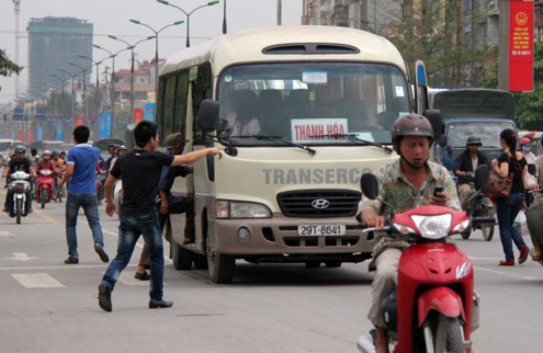 Tranh thủ lúc không có cảnh sát...