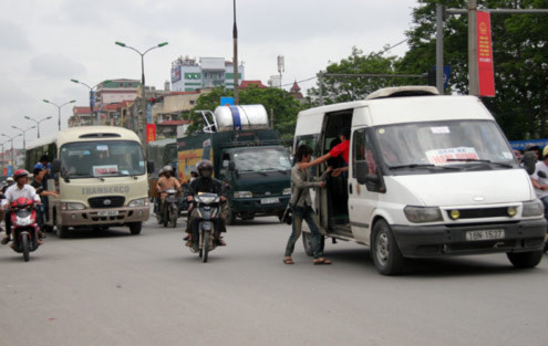 ... các xe đua nhau dừng giữa đường để đón khách.