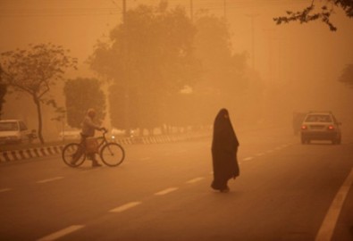 Bầu trời Iran chuyển màu vì bão cát