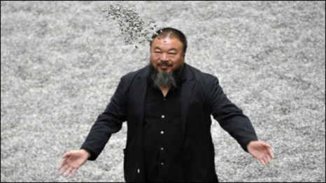 Ông Ngải Vị Vị tung hạt hướng dương tại triển lãm ’Hạt Hướng dương’ tại triển lãm nghệ thuật Tate Modern ở London