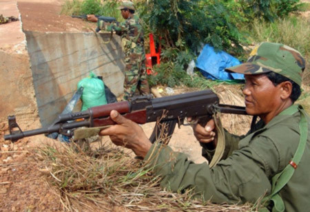 Binh sĩ Campuchia đứng gác tại một ngôi làng gần biên giới với Thái Lan. Ảnh: AFP.