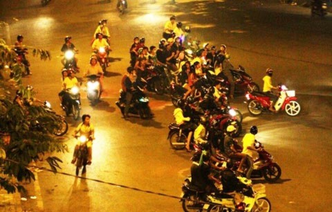Nhiều quái xế dè chừng khi đi vào khu vực có cảnh sát đóng chốt. Ảnh: Quốc Thắng.