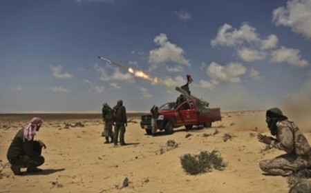 Các chiến binh đối lập giao tranh với quân đội chính phủ Libya tại