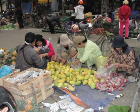 Nhiều người dân dậy sớm đi mua thực phẩm tại các chợ đầu mối. Ảnh: Xuân Ngọc