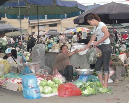 Khách mua mớ rau, cân cà chua hay vài lạng thịt, tiểu thương chợ đầu mối đều vui vẻ bán. Ảnh: Xuân Ngọc