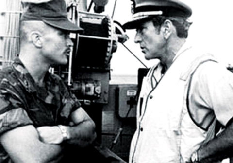 Hai cha con Zumwalt tại chiến trường Việt Nam. Ảnh nhân vật cung cấp.