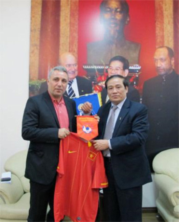 Chủ tịch Nguyễn Trọng Hỷ tặng áo ĐTQG cho danh thủ Stoichkov