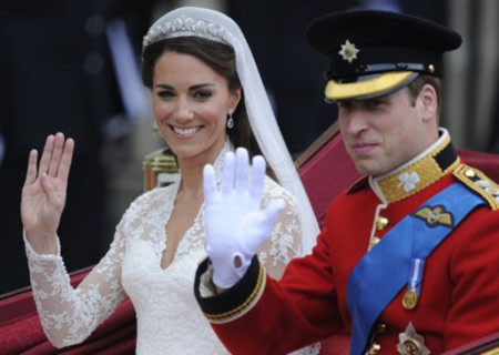 Chú rể William và cô dâu vẫy chào người dân trên đường từ Tu viện Westminster tới Điện Buckingham. Ảnh: AFP.