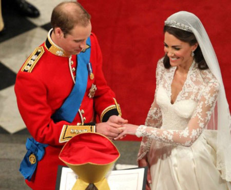 Hoàng tử William trao nhẫn cưới cho cô dâu Kate Middleton. Ảnh: AFP