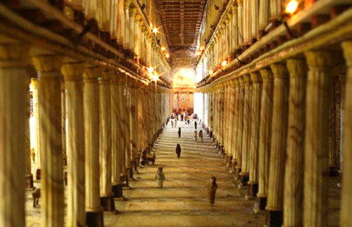 Hành lang dài với những tượng gỗ tí hon trong ngôi đền.