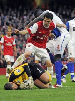 Fabregas (áo đỏ) cho rằng Arsenal vẫn chưa thực sự chín chắn.