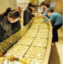 Giá vàng tăng vọt 300.000 đồng