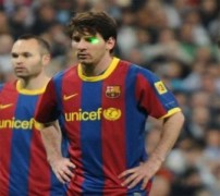 Guardiola và Messi trở thành nạn nhân của đèn laser