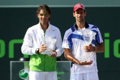 Djokovic (phải) lần thứ hai đánh bại Nadal trong nửa tháng.