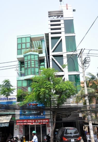 Căn nhà 5 tầng cao chót vót trên đường Đinh Bộ Lĩnh (quận Bình Thạnh) giữa khu dân cư đông đúc nghiêng hẳn sang một bên khoảng 0,5 mét.