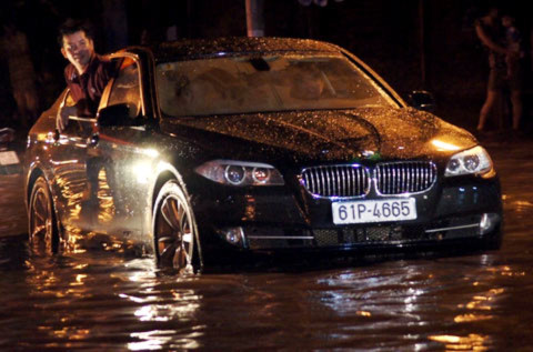 ảnh 6: Chủ nhân chiếc BMW thò đầu qua cửa gọi xe cứu hộ
